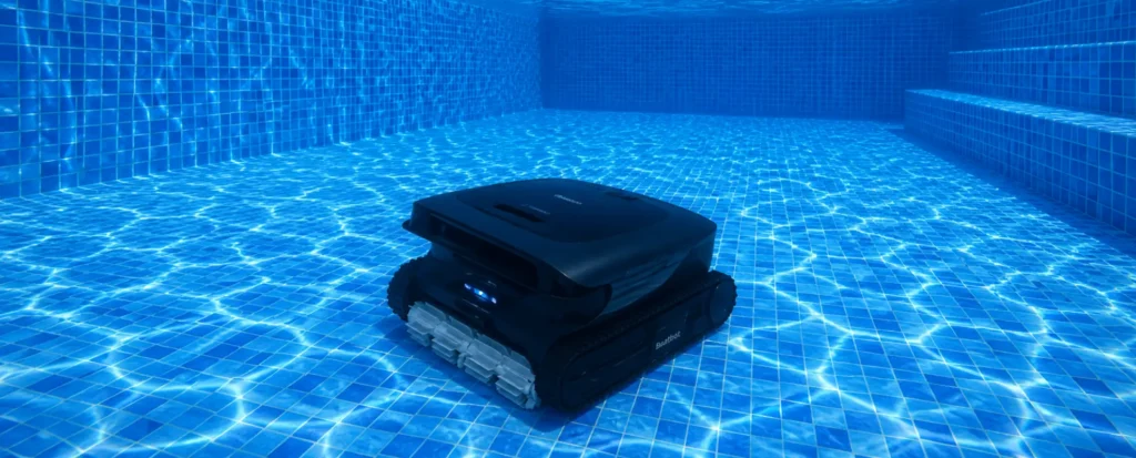 Beatbot AquaSense 2 Ultra robotski čistač bazena tijekom čišćenja dna bazena.