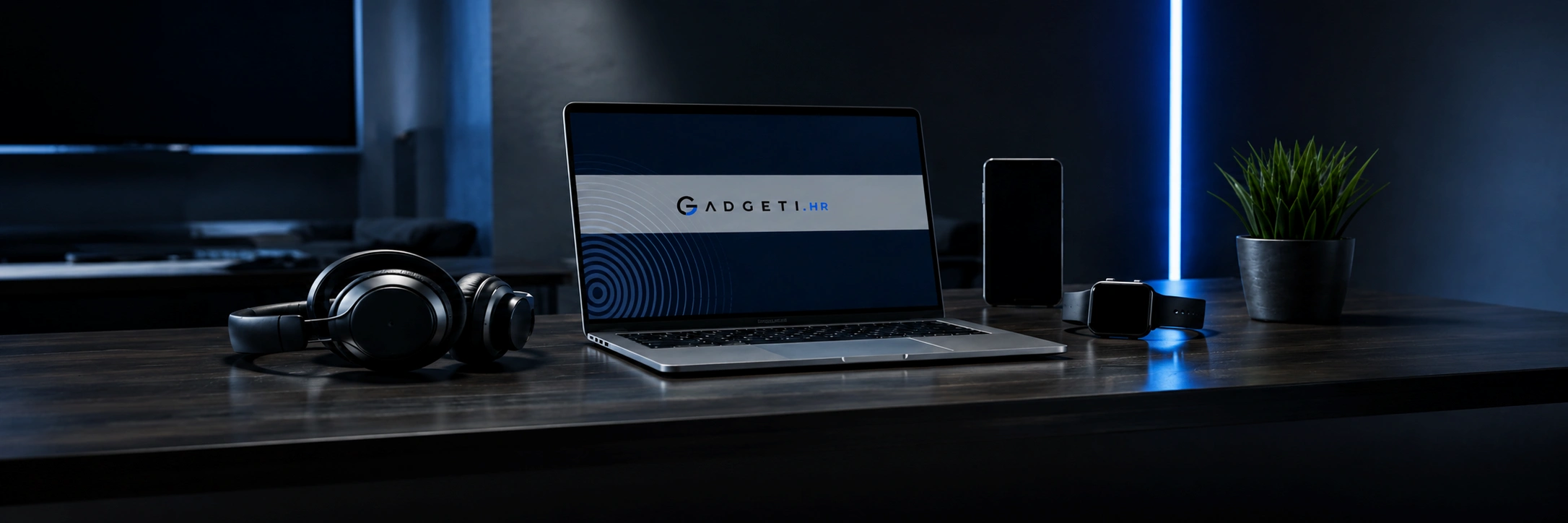Moderni gadgeti na radnom stolu - laptop, pametni telefon, pametni sat i bežične slušalice