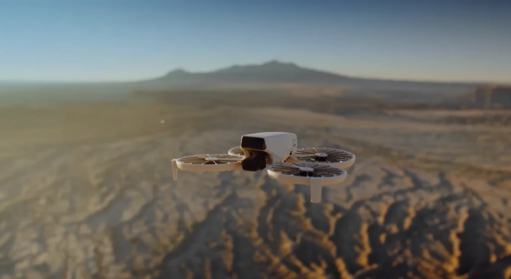 DJI Flip mini dron leti iznad kanjona tijekom zalaska sunca s potpuno zaštićenim propelerima.