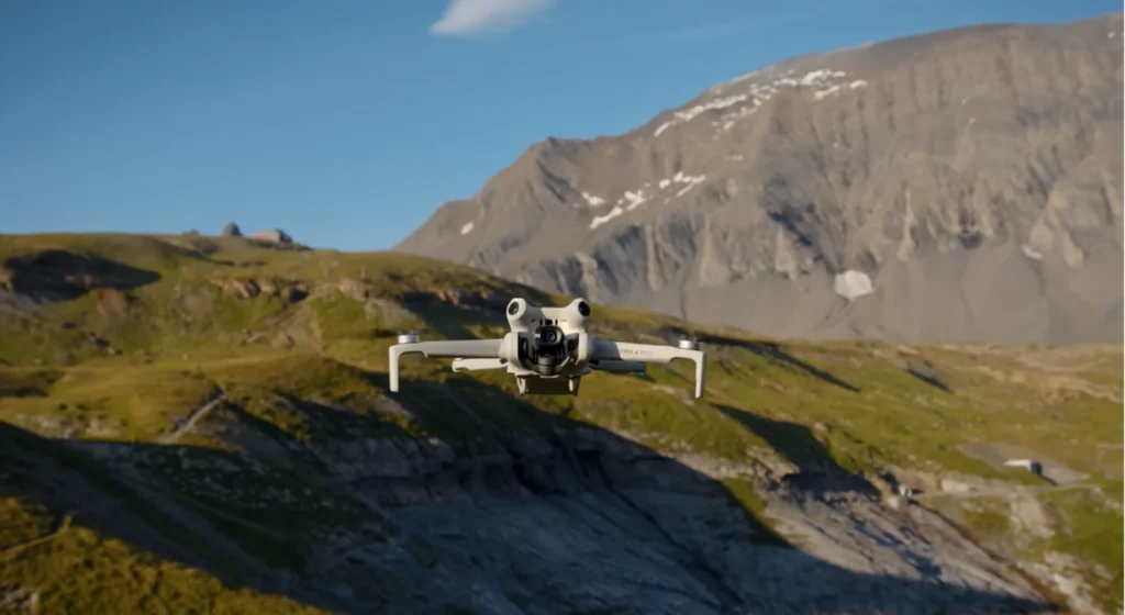 DJI Mini 4 Pro dron leti iznad planinskog krajolika tijekom službenog promotivnog videa tvrtke DJI.