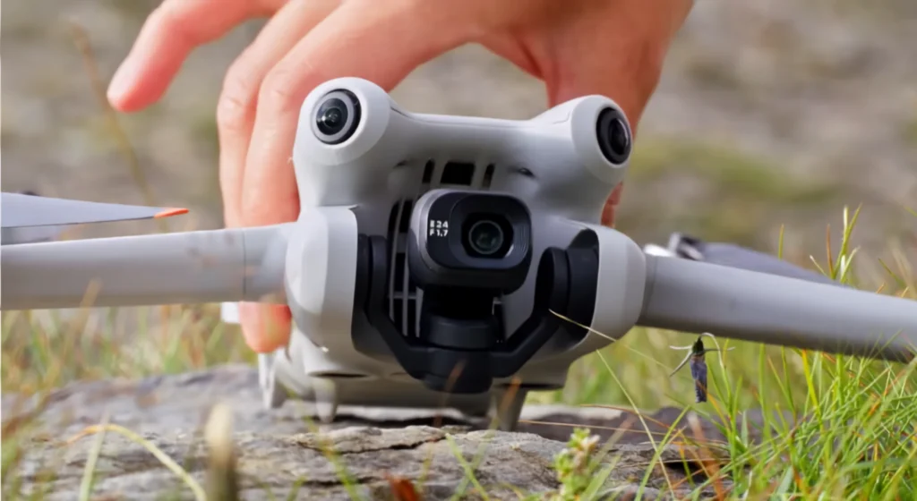Prednji dio DJI Mini 4 Pro drona s kamerom i senzorima za izbjegavanje prepreka.