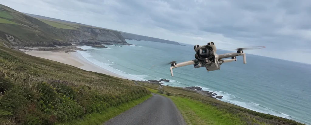 DJI Mini 5 Pro leti iznad obale zapadne Engleske tijekom snimanja u 4K rezoluciji