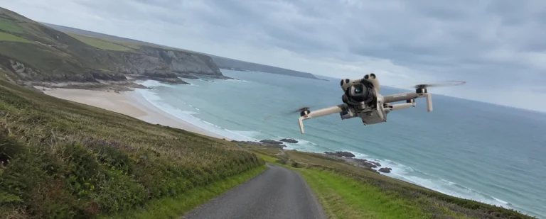DJI Mini 5 Pro leti iznad obale zapadne Engleske tijekom snimanja u 4K rezoluciji