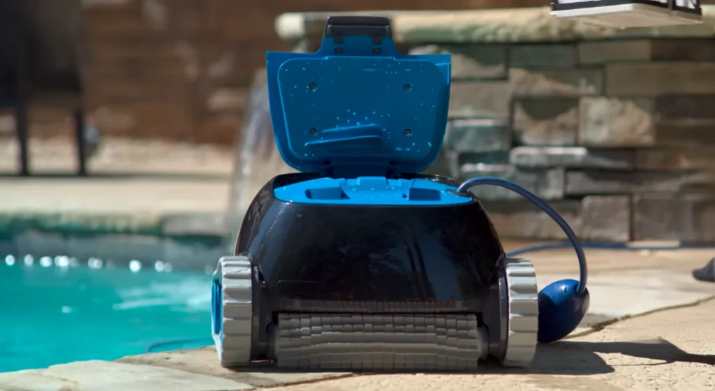 Otvorena filter košara robota Dolphin Nautilus CC nakon čišćenja bazena