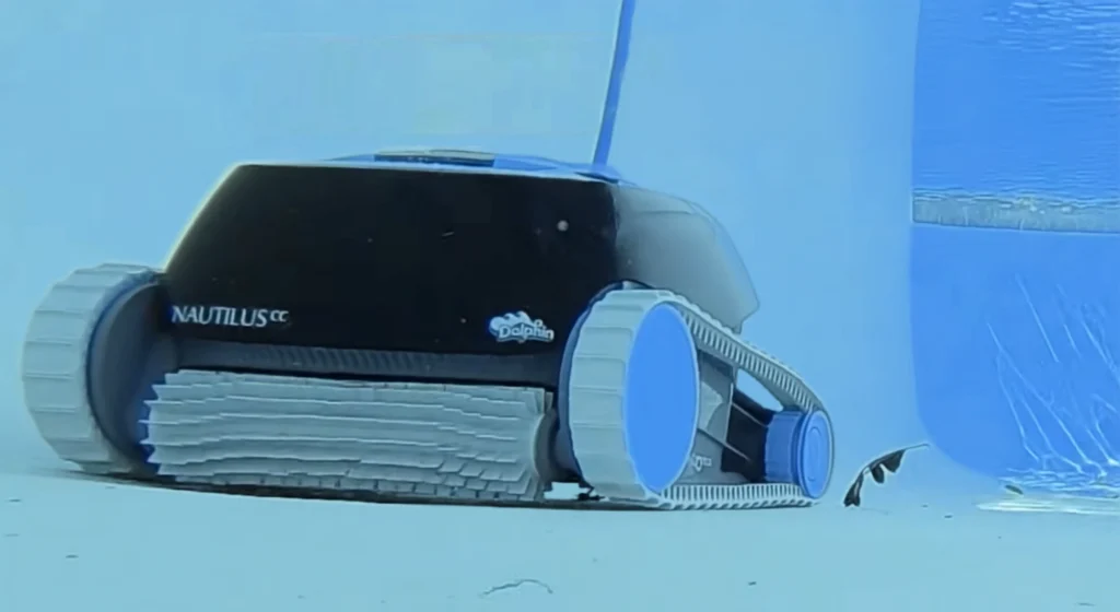 Dolphin Nautilus CC robotski čistač bazena uz privatni bazen.