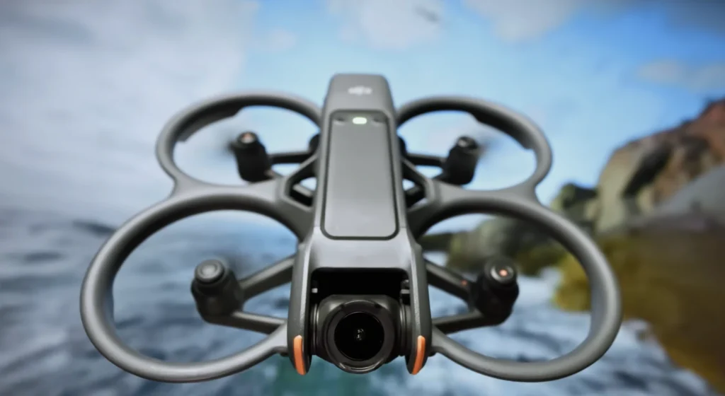 DJI Avata 2 FPV dron sprijeda s naglaskom na 4K kameru i zaštićene propelere tijekom leta.