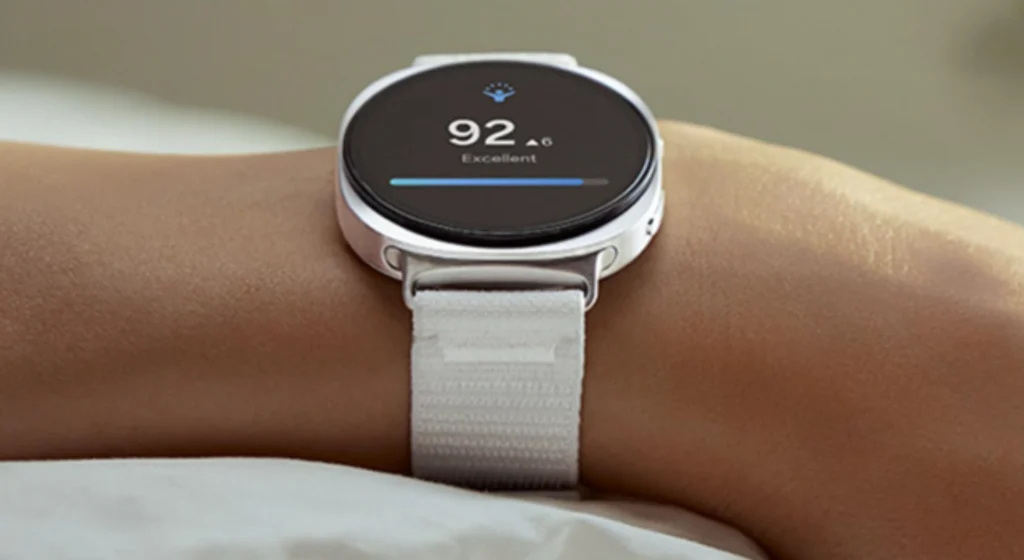 Samsung Galaxy Watch 8 prikazuje Energy Score od 92 boda na AMOLED zaslonu s bijelim sportskim remenom.