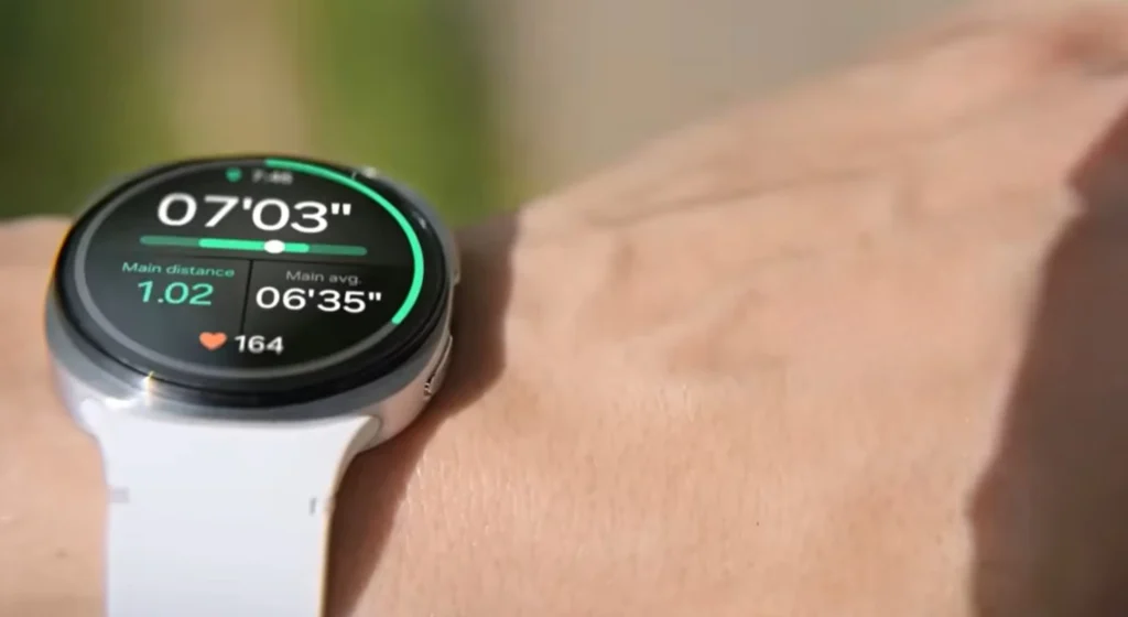 Samsung Galaxy Watch 8 prikazuje podatke o trčanju, uključujući tempo, prijeđenu udaljenost i broj otkucaja srca na AMOLED zaslonu.