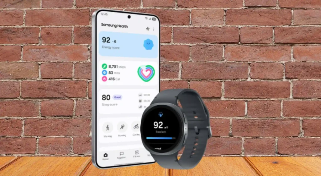 Samsung Galaxy Watch8 ispred Samsung Health aplikacije koja prikazuje Energy Score, broj koraka, kvalitetu sna i dnevnu fizičku aktivnost.