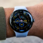 Google Pixel Watch 4 na zapešću s bijelim silikonskim remenom i aktivnim brojčanikom.