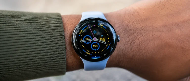 Google Pixel Watch 4 na zapešću s bijelim silikonskim remenom i aktivnim brojčanikom.