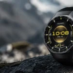Huawei Watch GT 6 Pro pametni sat na stijeni s planinskom pozadinom.