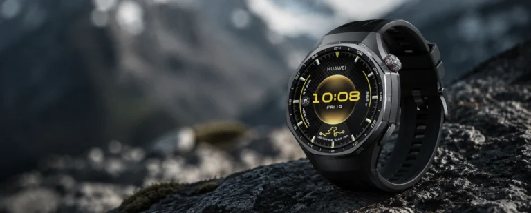 Huawei Watch GT 6 Pro pametni sat na stijeni s planinskom pozadinom.