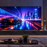 Luksuzni moderan dnevni boravak s velikim QLED televizorom koji prikazuje sportski automobil, uz PS5 konzolu i pametni zvučnik